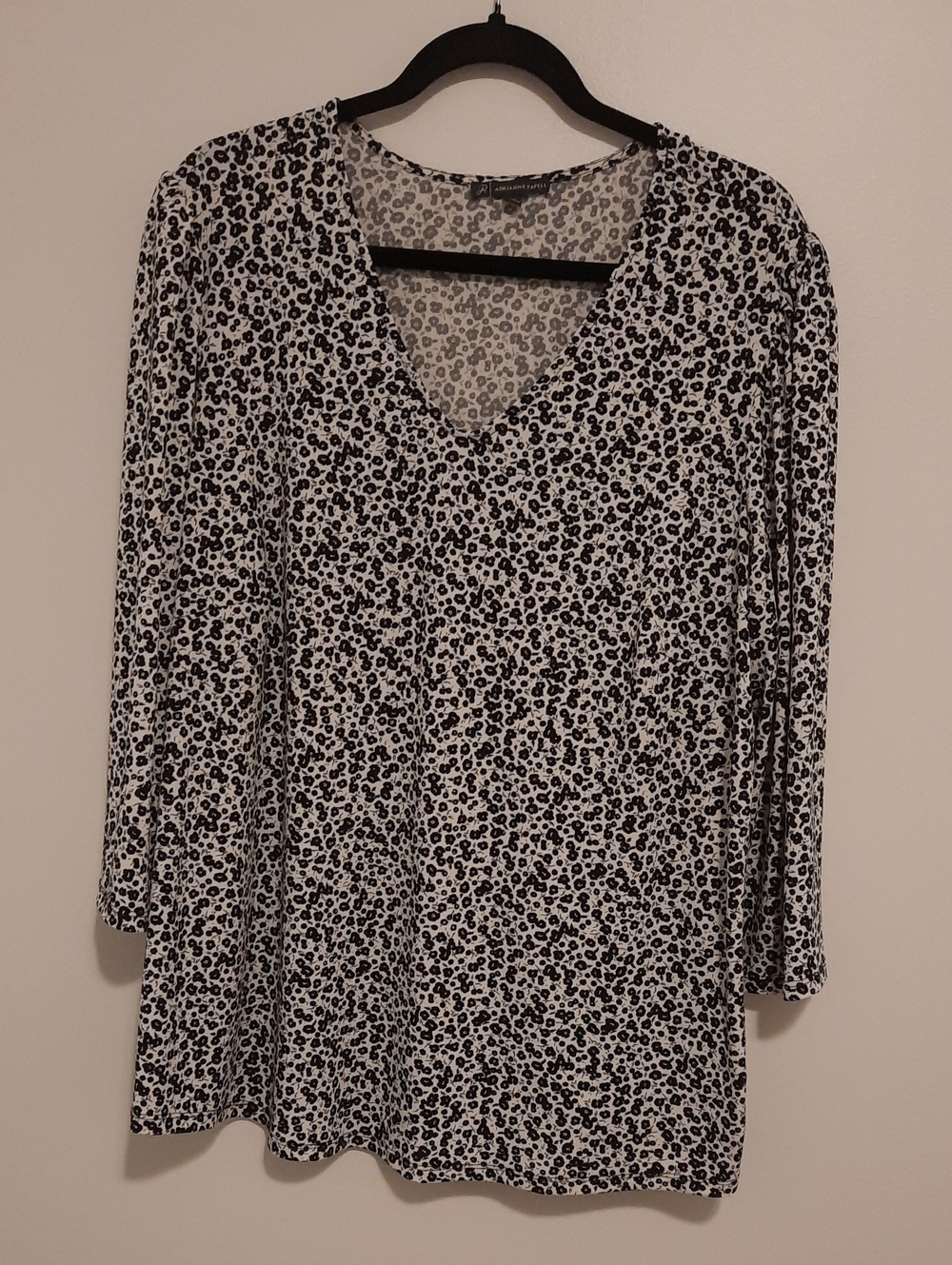 Adrianna Papell 2X Black and Cream V-Neck Printed Blouse